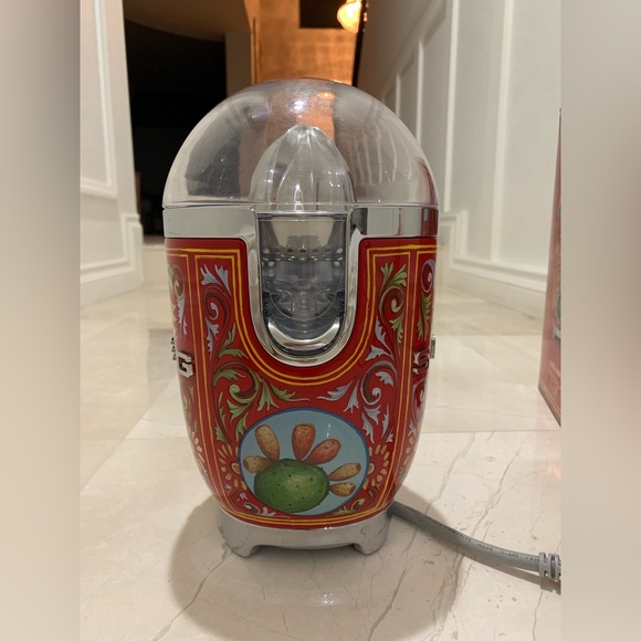Smeg x Dolce&Gabbana Sicily Is My Love Citrus Juicer
Colorful - Picture 1 of 16